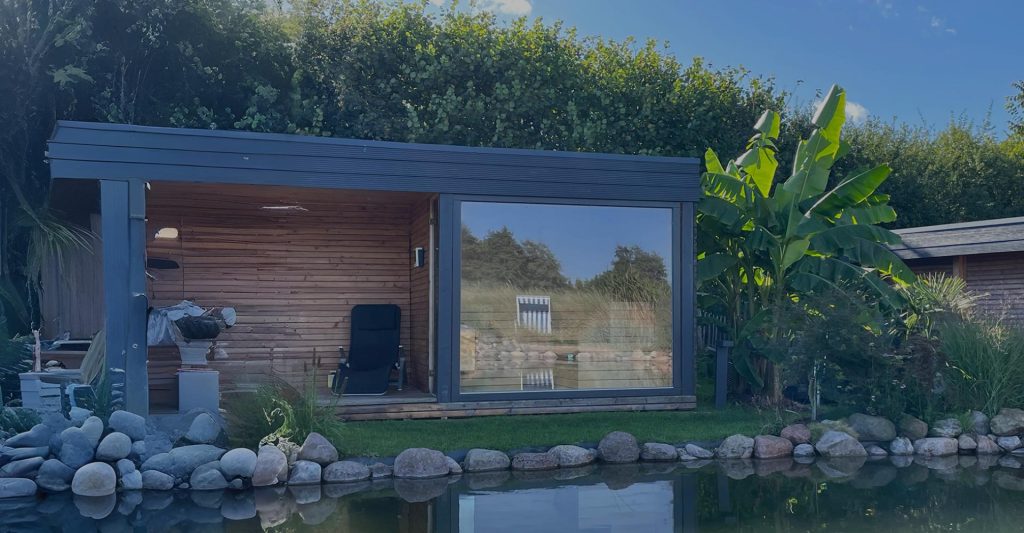 Haus mit Teich und Garten mit Palmen